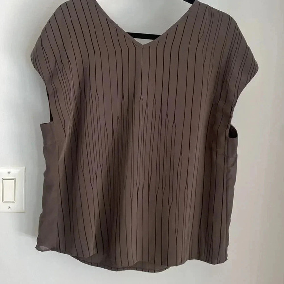 August 1 Eight Striped Cap Sleeve V Neck Blouse Gray Black Size XL - Picture 8 of 11
